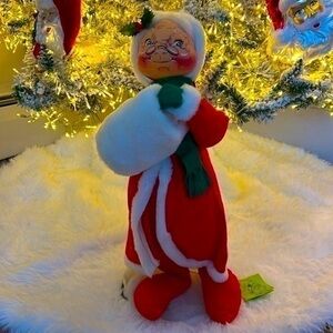 Annalee 20 inch Mrs. clause with white hand muffler